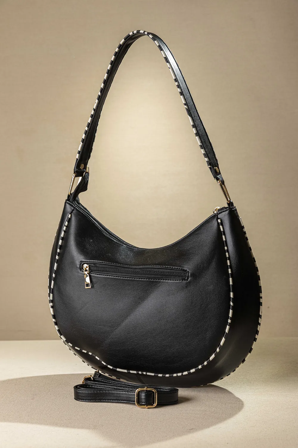 Τσάντα ώμου με ιδιαίτερο κόψιμο και zebra print φινιρίσματα