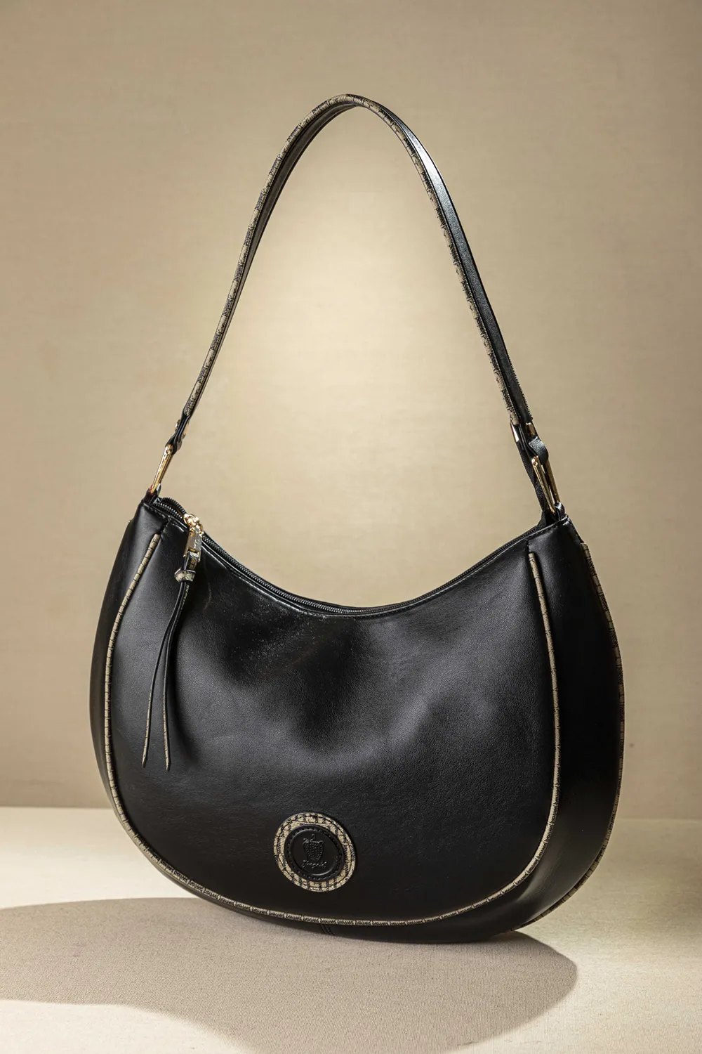 Τσάντα ώμου με ιδιαίτερο κόψιμο και zebra print φινιρίσματα