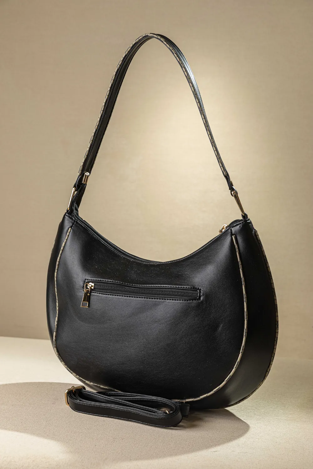 Τσάντα ώμου με ιδιαίτερο κόψιμο και zebra print φινιρίσματα