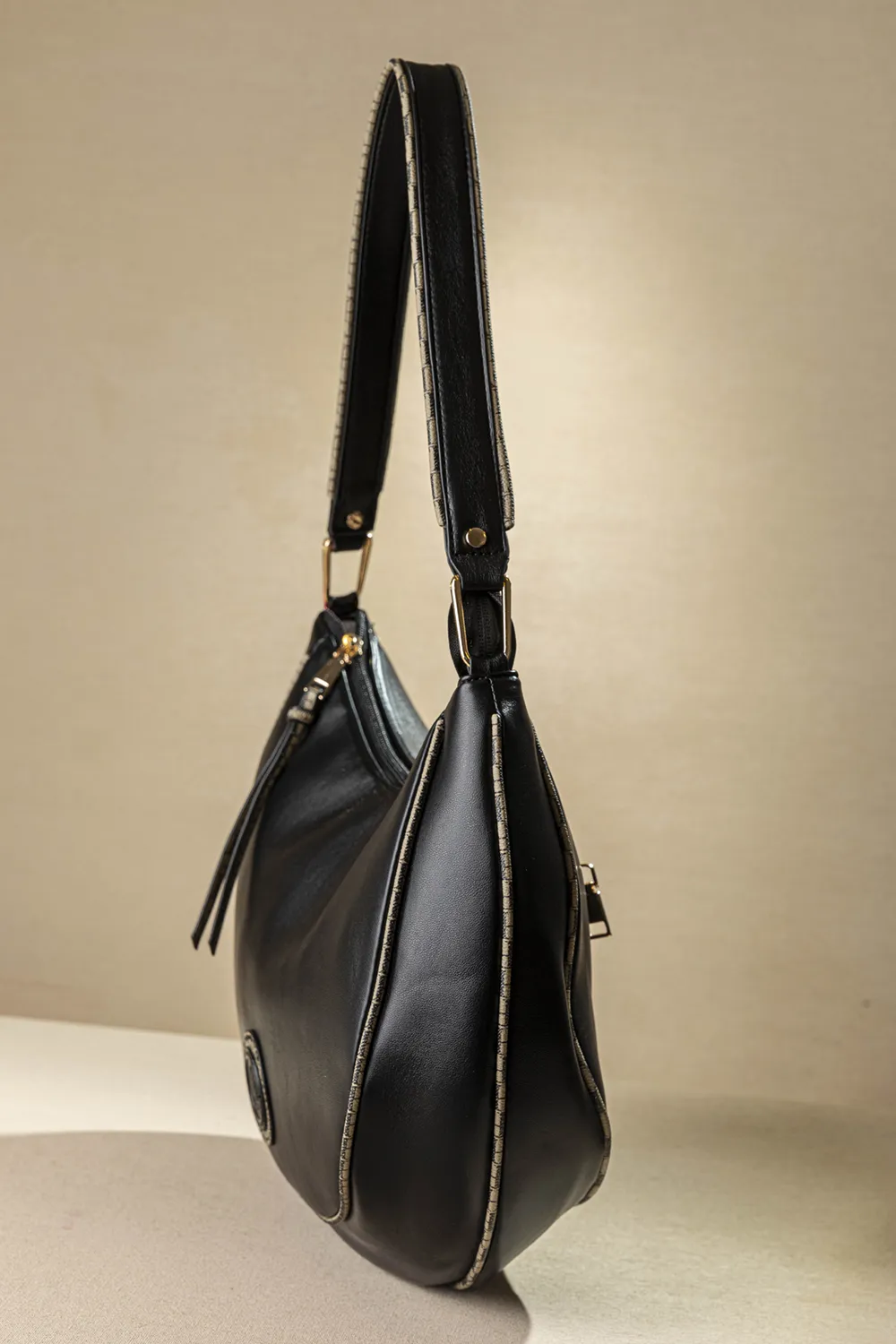 Τσάντα ώμου με ιδιαίτερο κόψιμο και zebra print φινιρίσματα