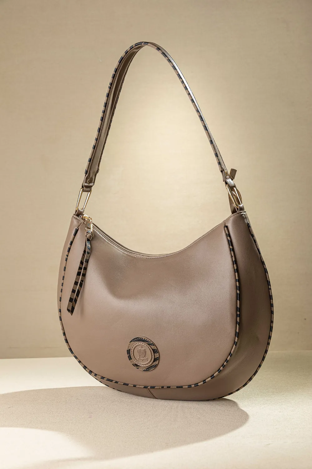 Τσάντα ώμου με ιδιαίτερο κόψιμο και zebra print φινιρίσματα