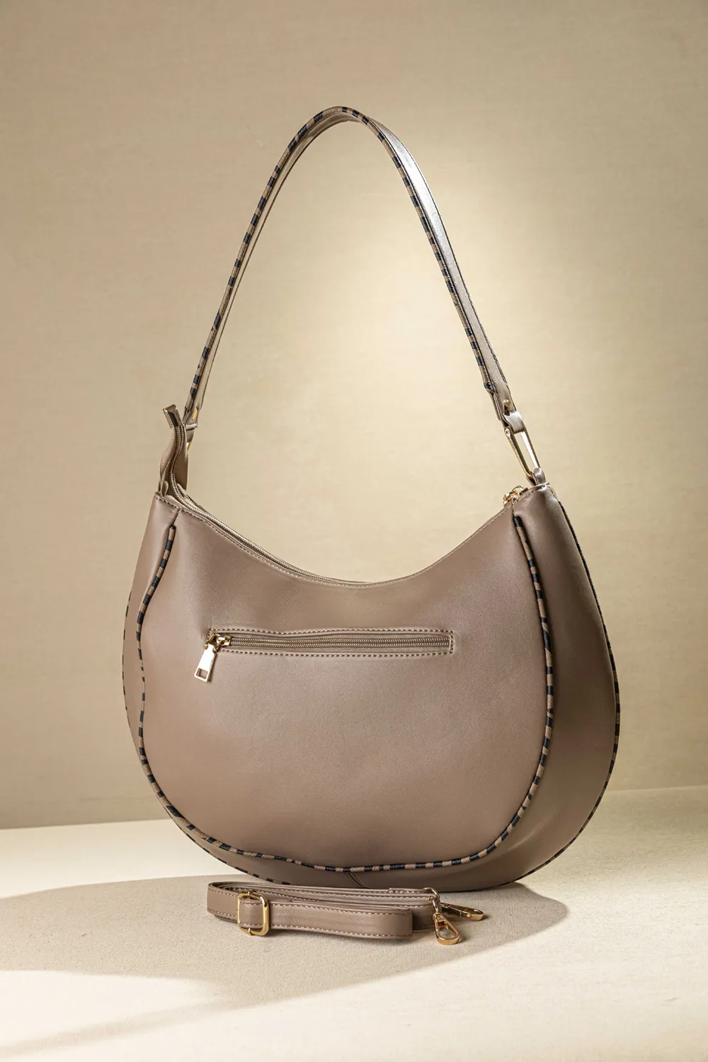 Τσάντα ώμου με ιδιαίτερο κόψιμο και zebra print φινιρίσματα