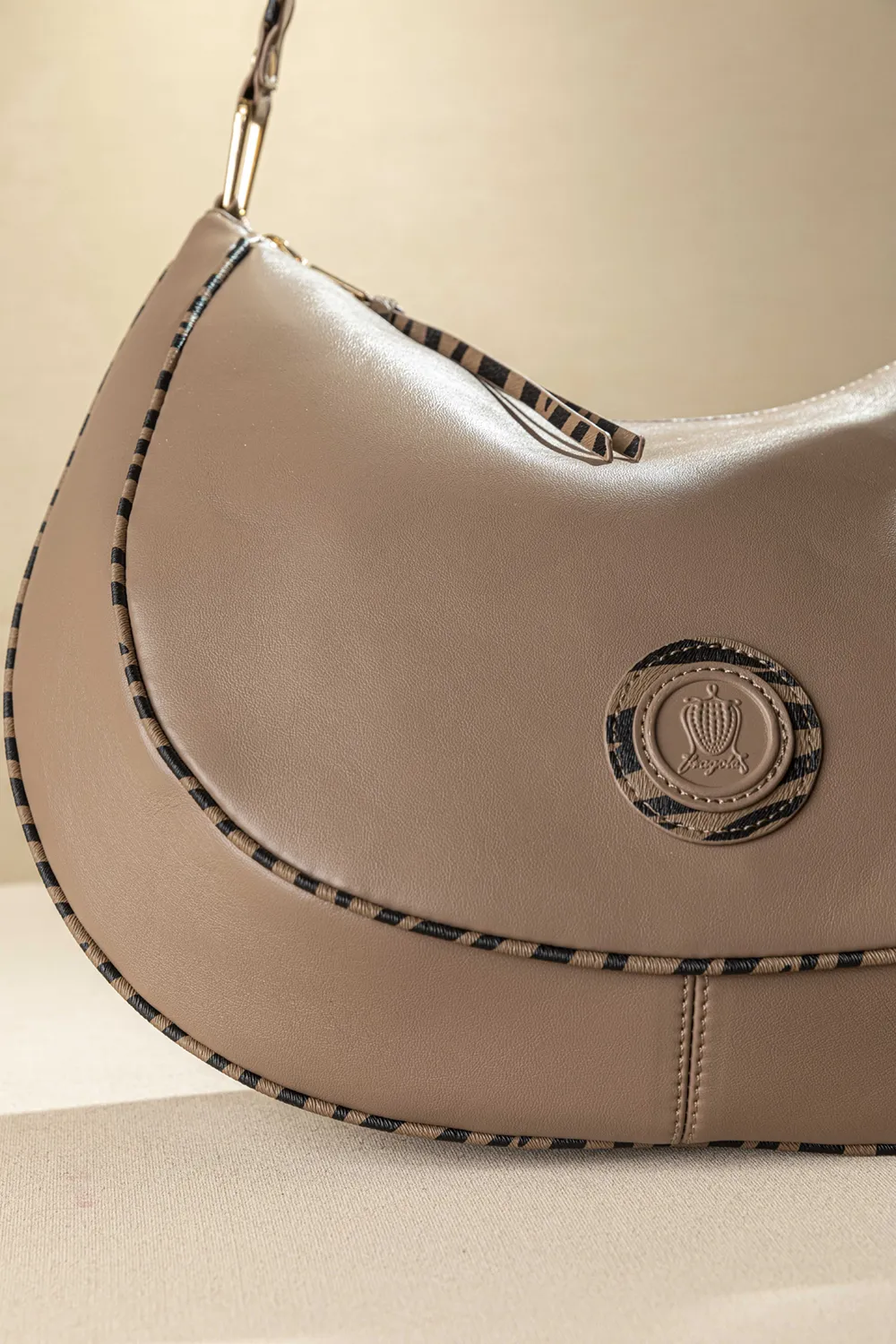 Τσάντα ώμου με ιδιαίτερο κόψιμο και zebra print φινιρίσματα