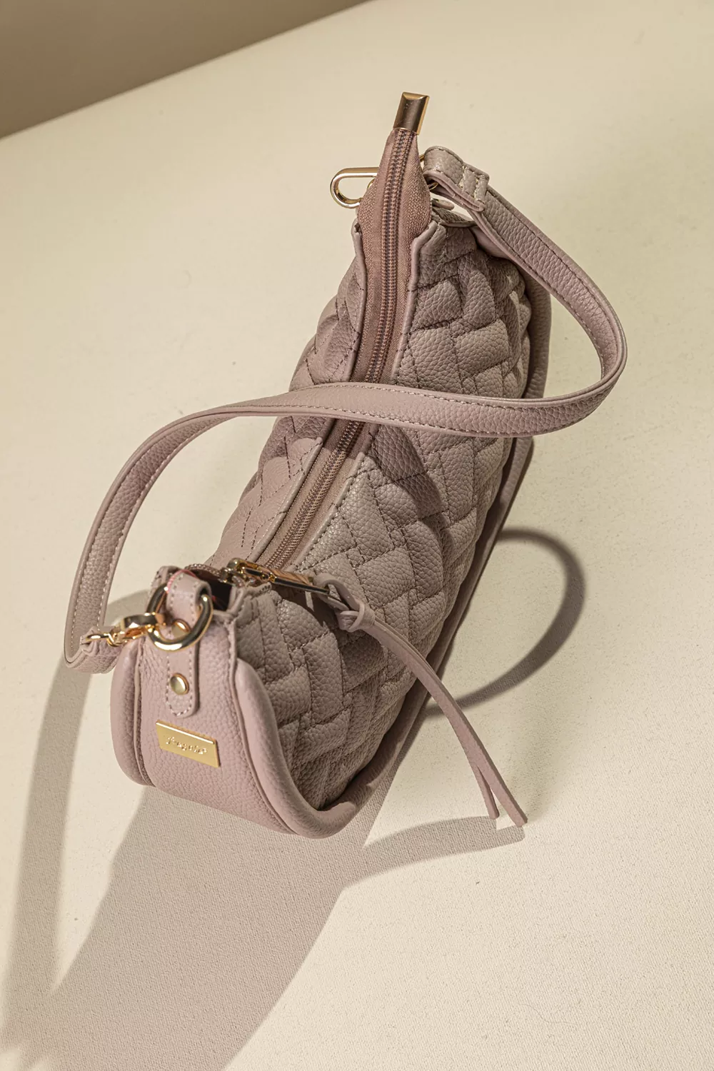 Μικρή μαλακή τσάντα υλικό με puffy γαζιά.