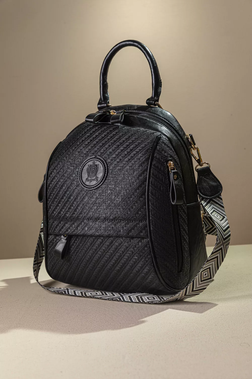 Μεσαίο Backpack με πολλά τσεπάκια και υφή ψάθας Μεσαίο Backpack με πολλά τσεπάκια και υφή ψάθας