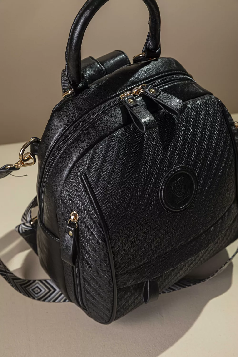 Μεσαίο Backpack με πολλά τσεπάκια και υφή ψάθας Μεσαίο Backpack με πολλά τσεπάκια και υφή ψάθας
