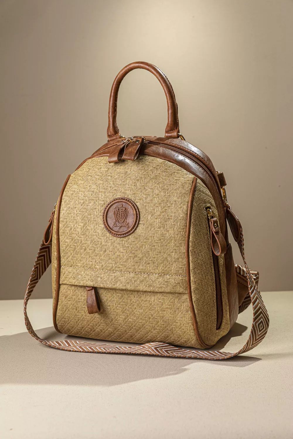 Μεσαίο Backpack με πολλά τσεπάκια και υφή ψάθας Μεσαίο Backpack με πολλά τσεπάκια και υφή ψάθας