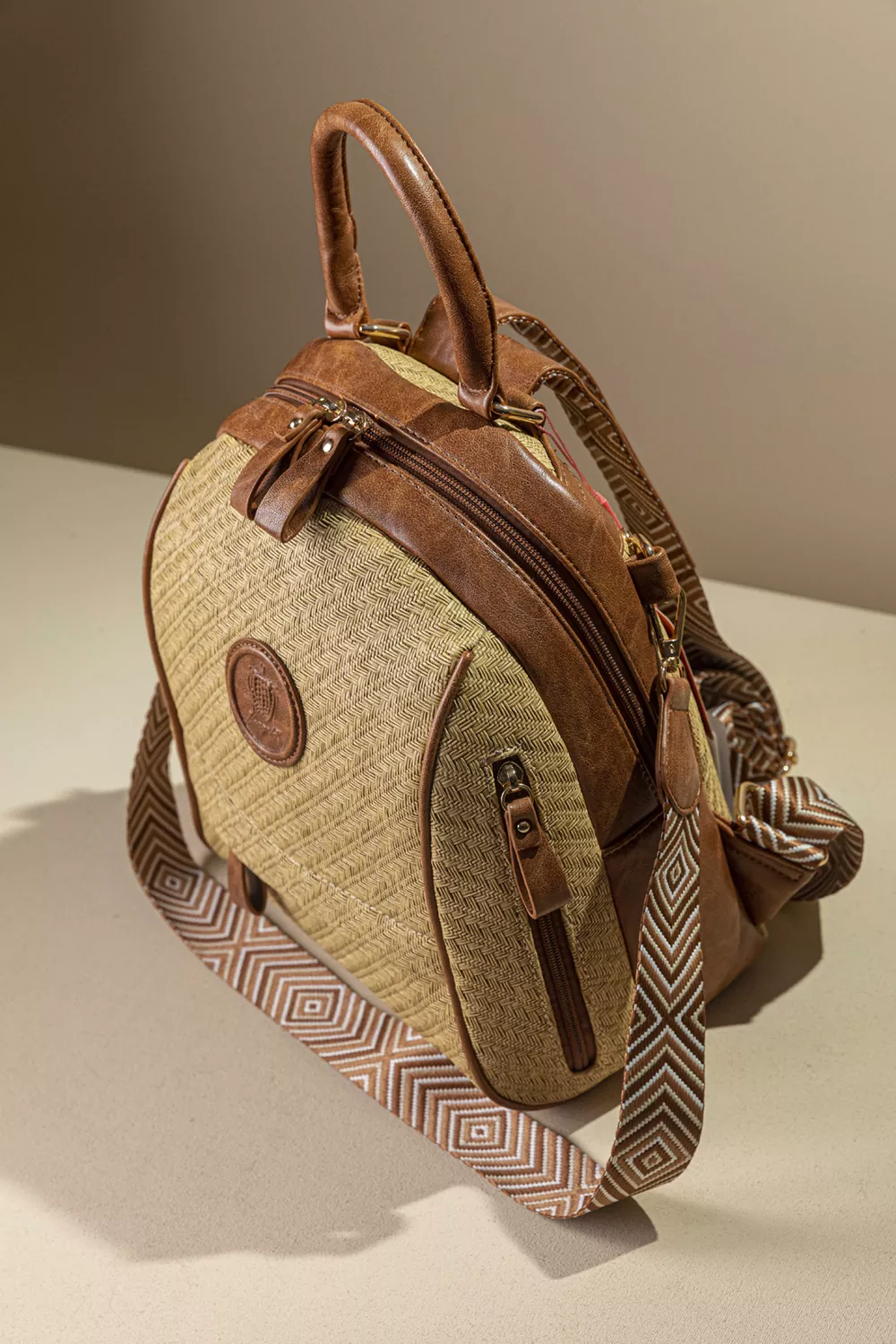 Μεσαίο Backpack με πολλά τσεπάκια και υφή ψάθας Μεσαίο Backpack με πολλά τσεπάκια και υφή ψάθας