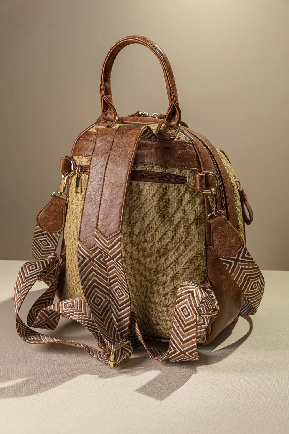 Μεσαίο Backpack με πολλά τσεπάκια και υφή ψάθας