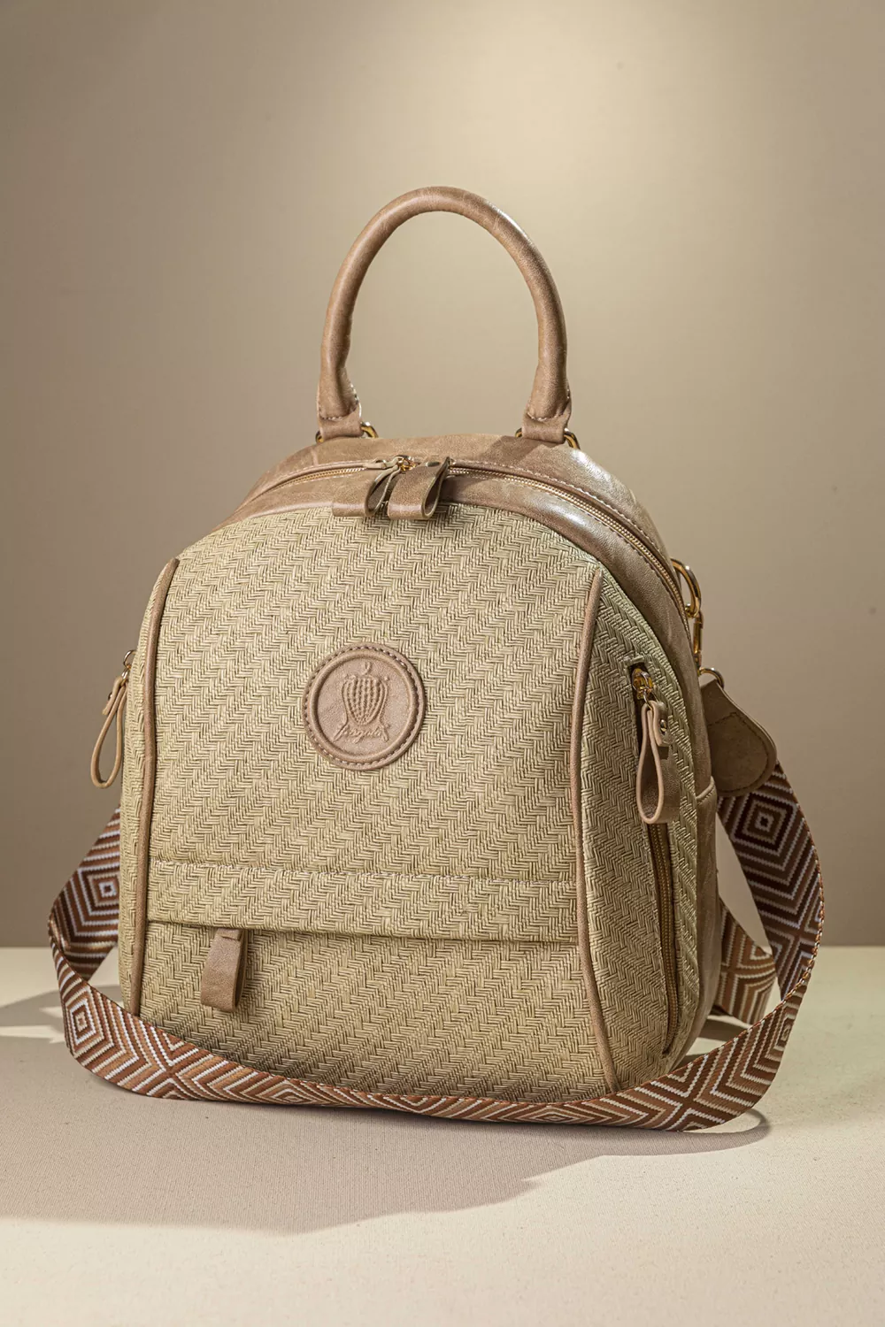 Μεσαίο Backpack με πολλά τσεπάκια και υφή ψάθας Μεσαίο Backpack με πολλά τσεπάκια και υφή ψάθας