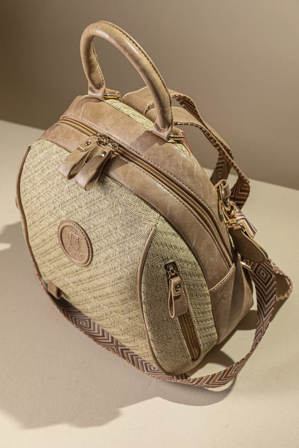 Μεσαίο Backpack με πολλά τσεπάκια και υφή ψάθας Μεσαίο Backpack με πολλά τσεπάκια και υφή ψάθας