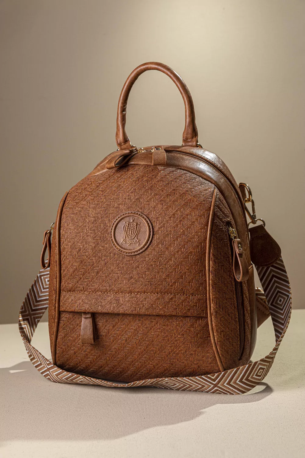 Μεσαίο Backpack με πολλά τσεπάκια και υφή ψάθας Μεσαίο Backpack με πολλά τσεπάκια και υφή ψάθας