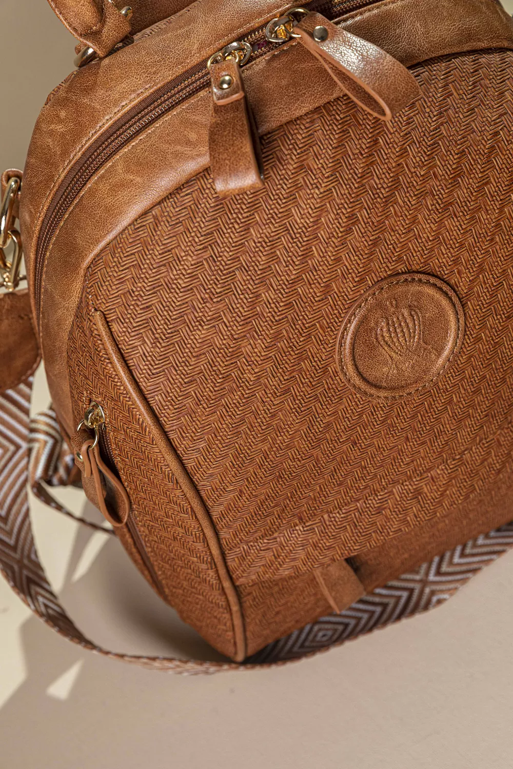 Μεσαίο Backpack με πολλά τσεπάκια και υφή ψάθας Μεσαίο Backpack με πολλά τσεπάκια και υφή ψάθας