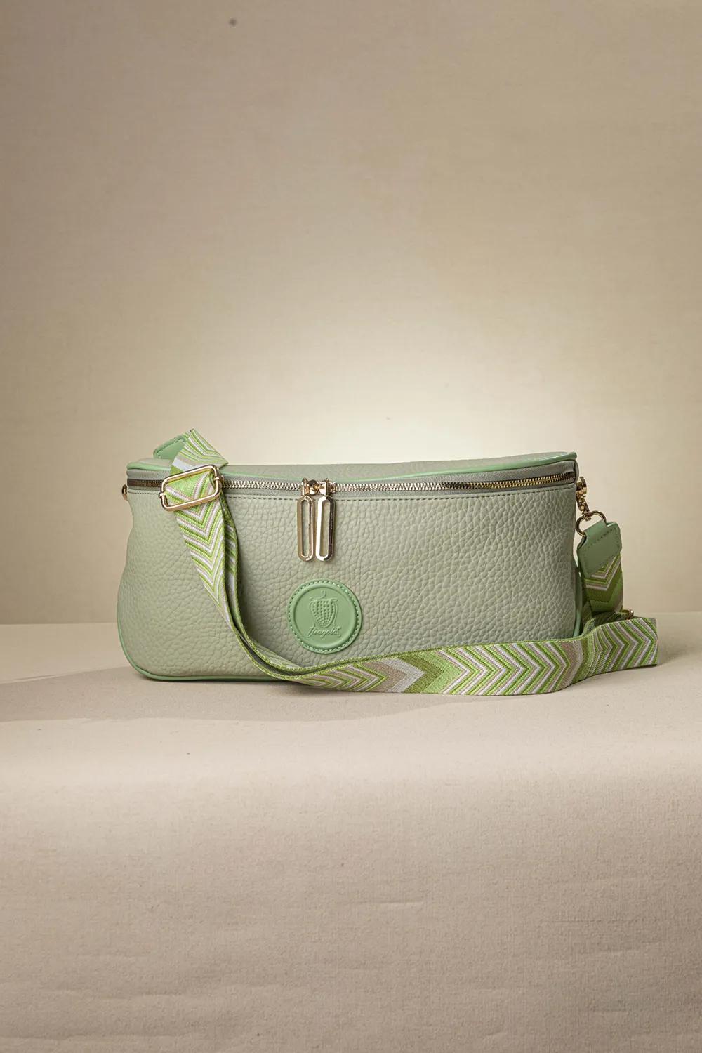 Crossbody με ιμάντα και casual logo