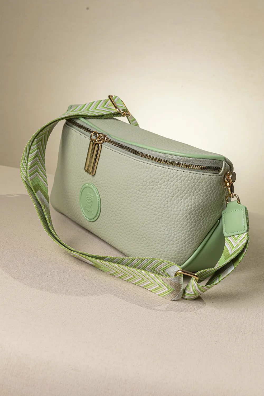 Crossbody με ιμάντα και casual logo