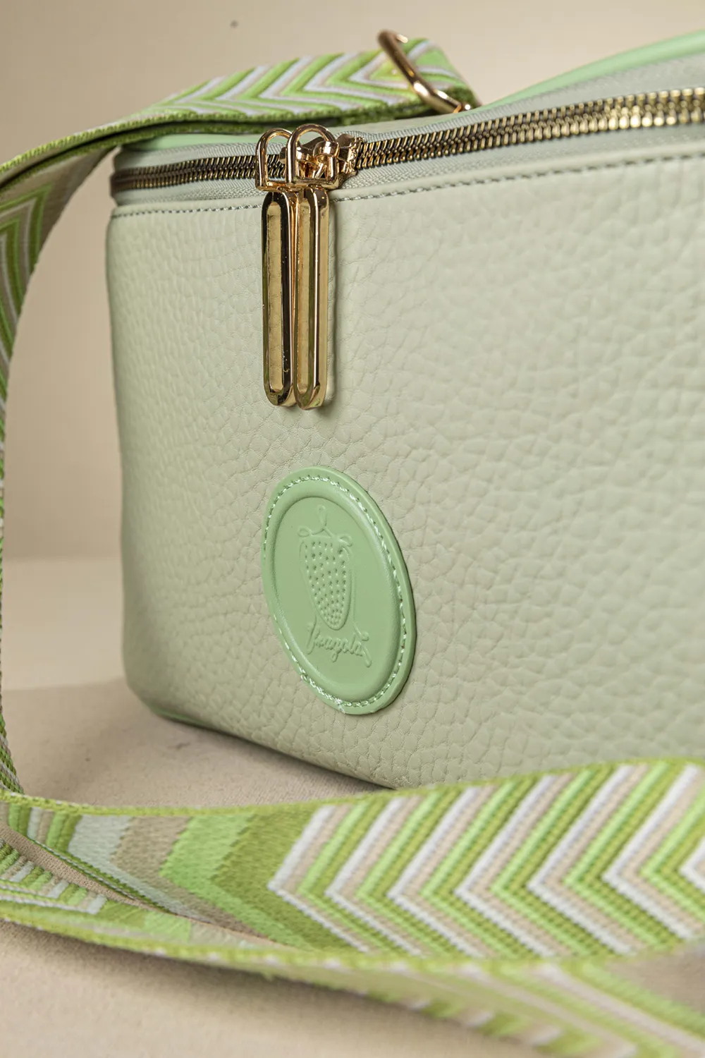 Crossbody με ιμάντα και casual logo