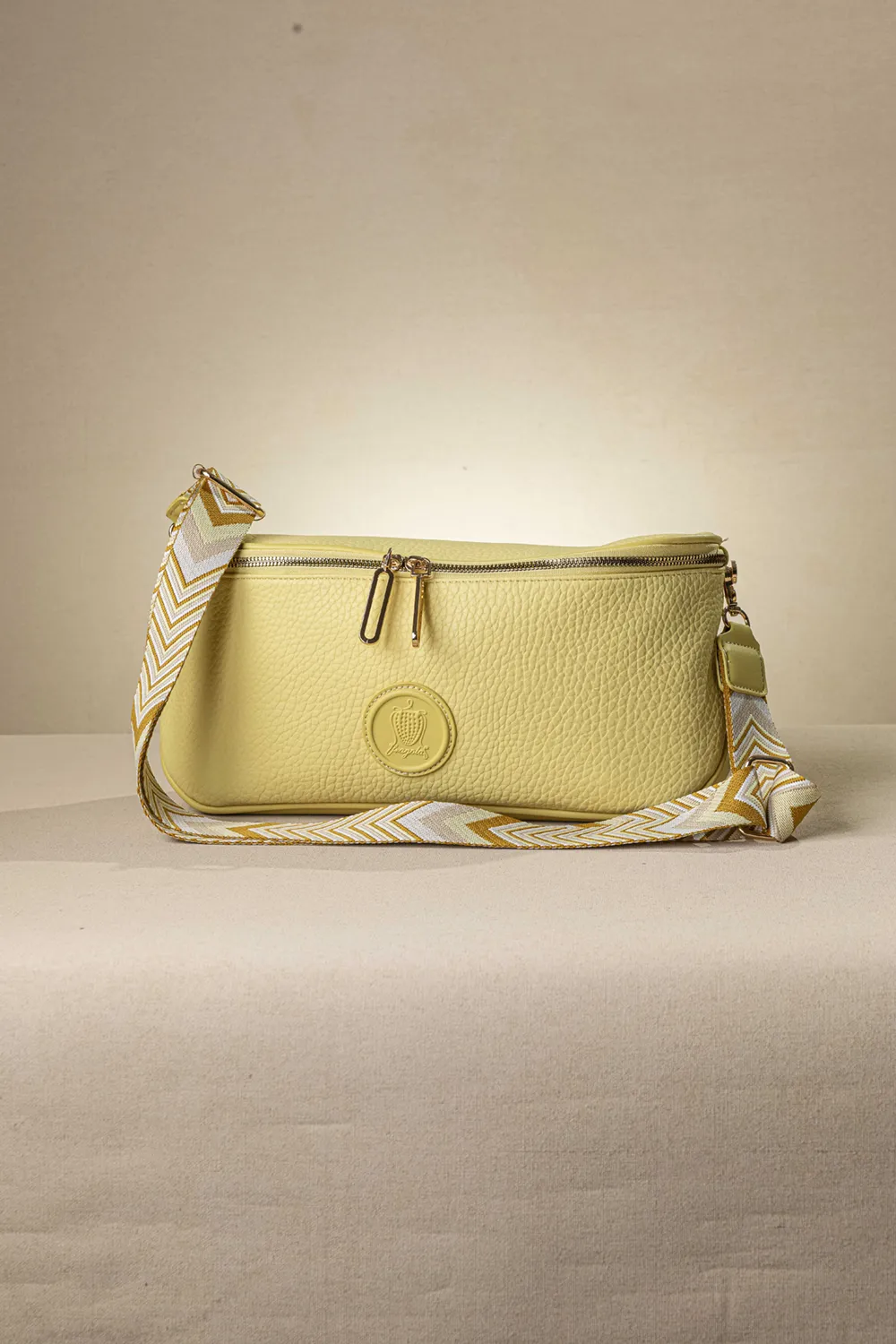 Crossbody με ιμάντα και casual logo