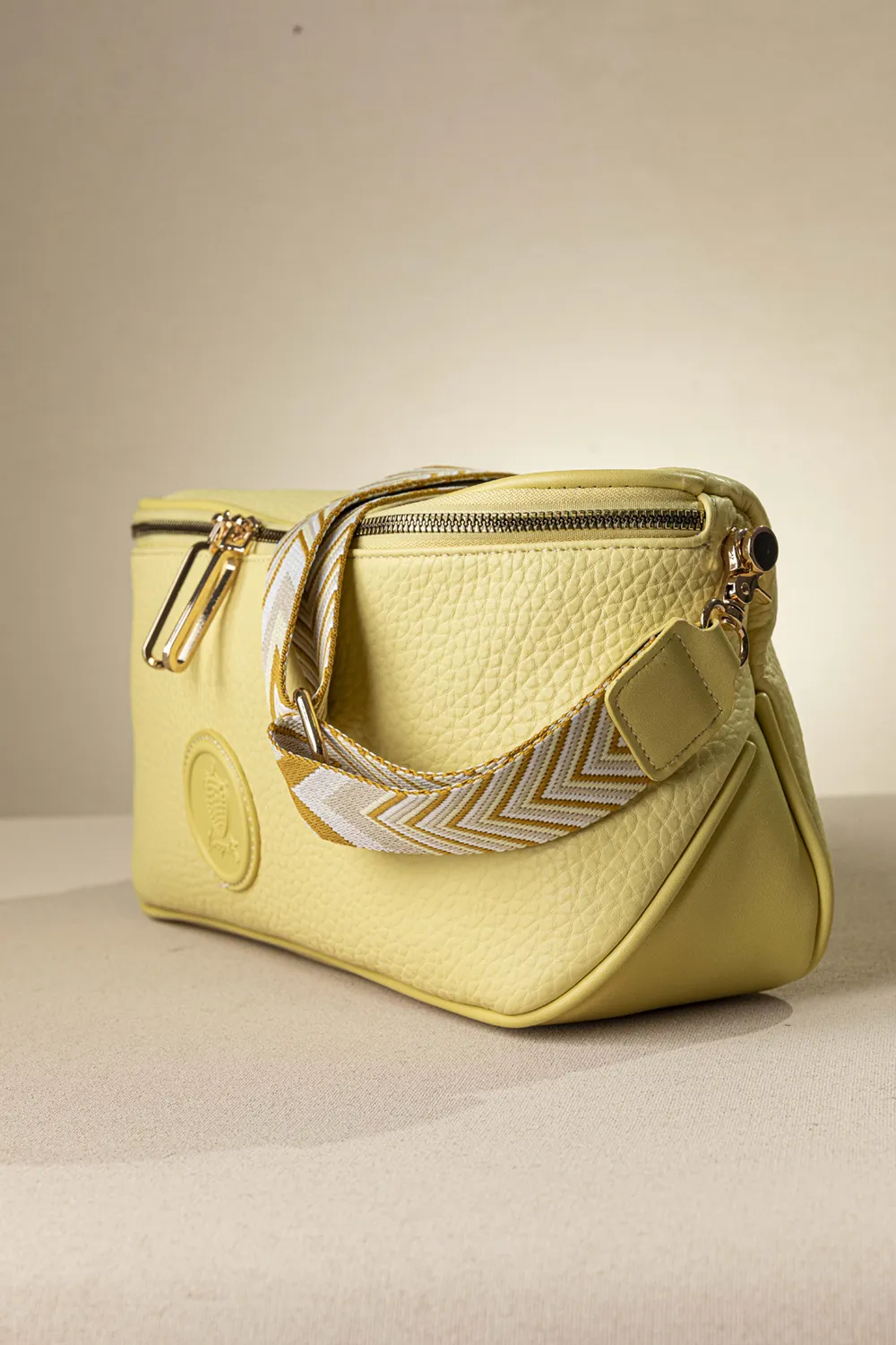 Crossbody με ιμάντα και casual logo