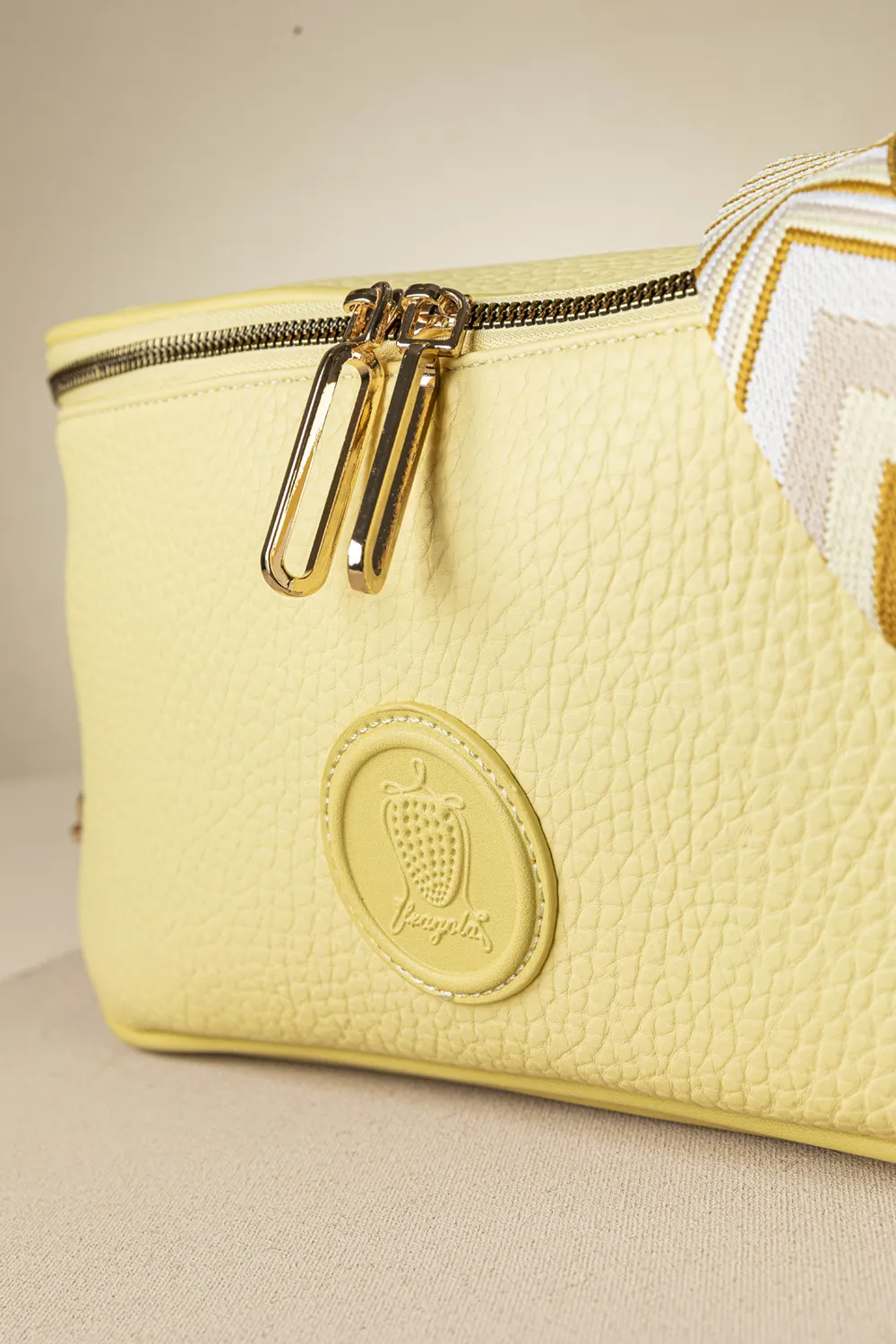 Crossbody με ιμάντα και casual logo