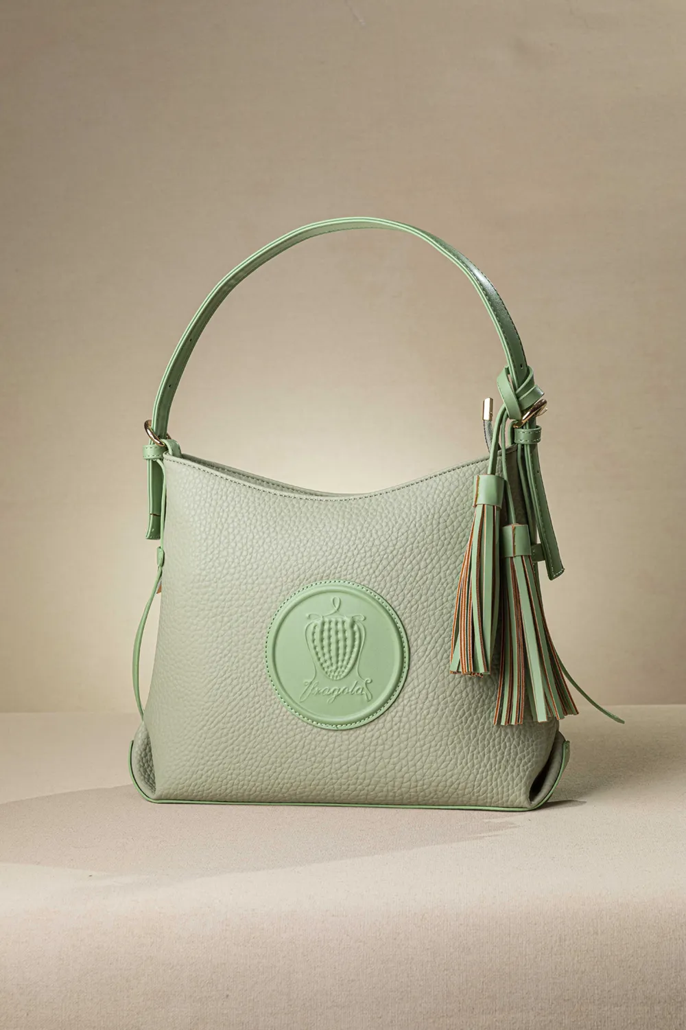 Τσάντα ώμου και χιαστί με νέο casual logo