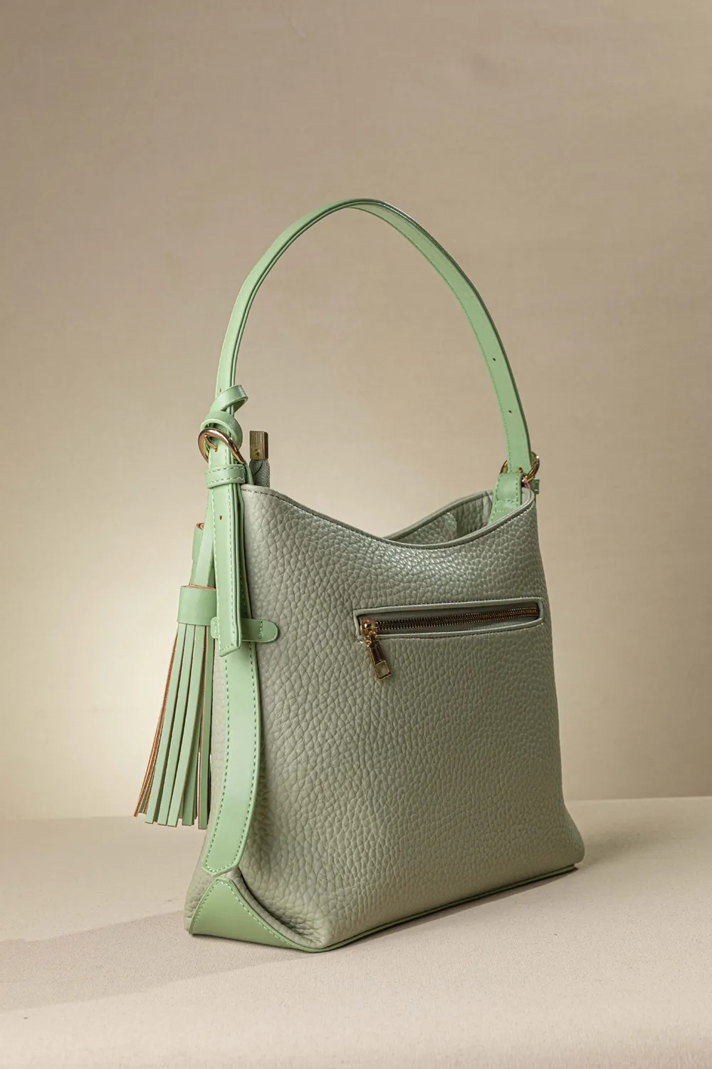 Τσάντα ώμου και χιαστί με νέο casual logo