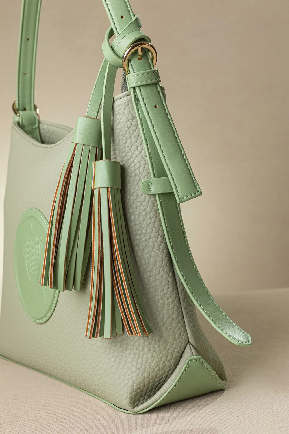 Τσάντα ώμου και χιαστί με νέο casual logo