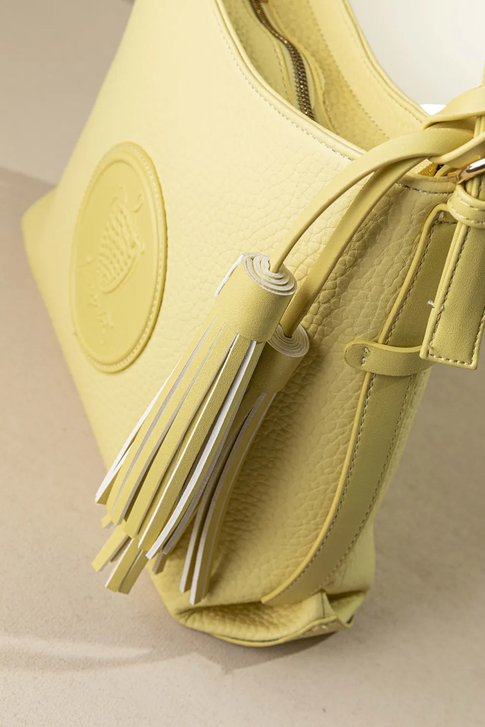 Τσάντα ώμου και χιαστί με νέο casual logo