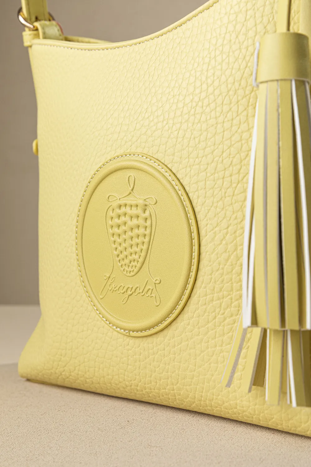 Τσάντα ώμου και χιαστί με νέο casual logo