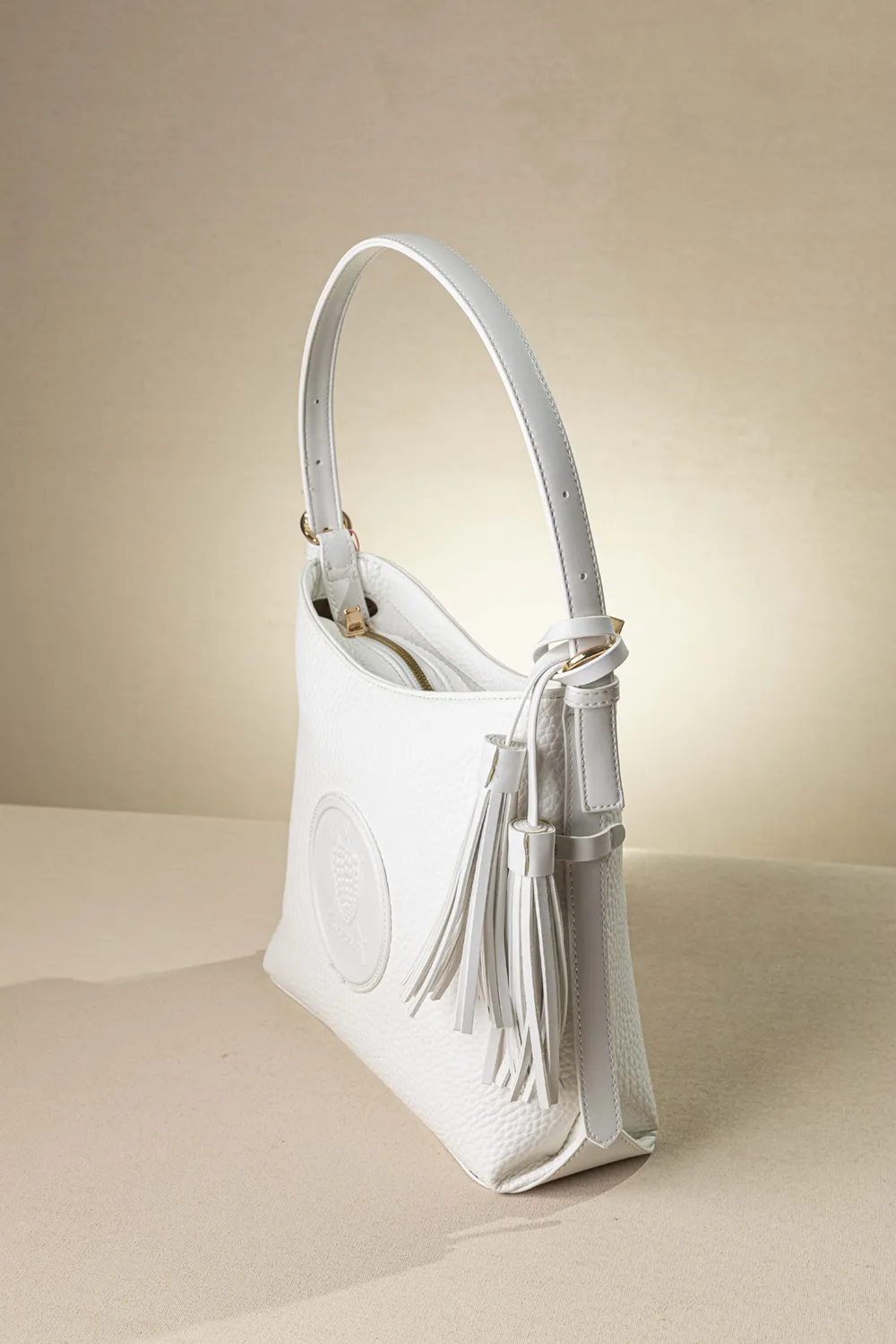 Τσάντα ώμου και χιαστί με νέο casual logo