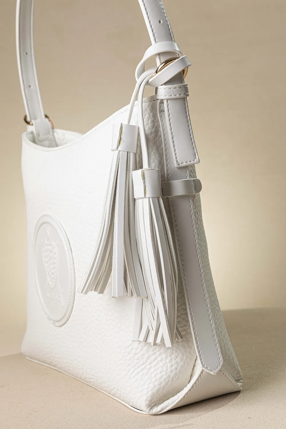 Τσάντα ώμου και χιαστί με νέο casual logo