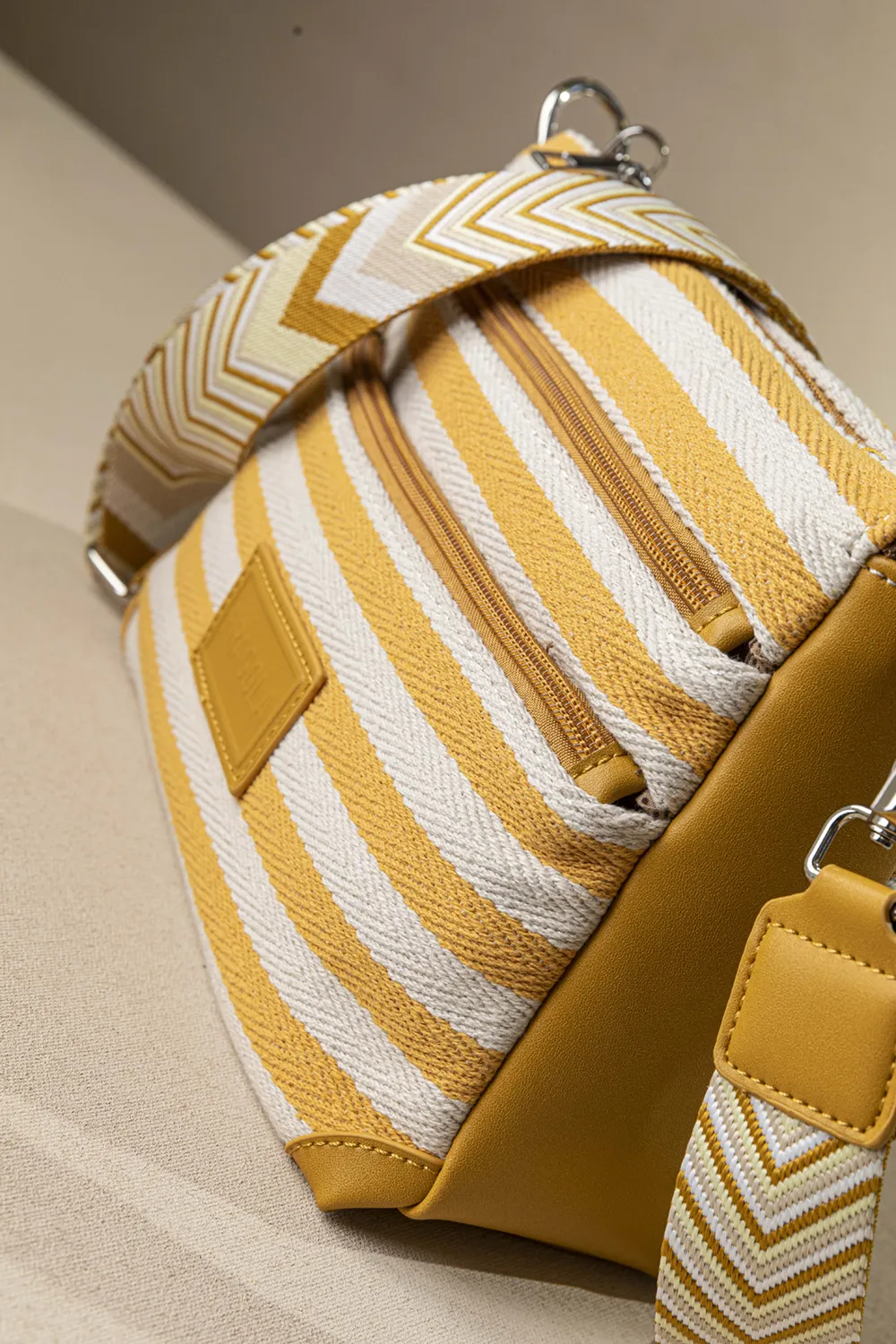 Πολυθέσια χιαστί τσάντα από καραβόπανο