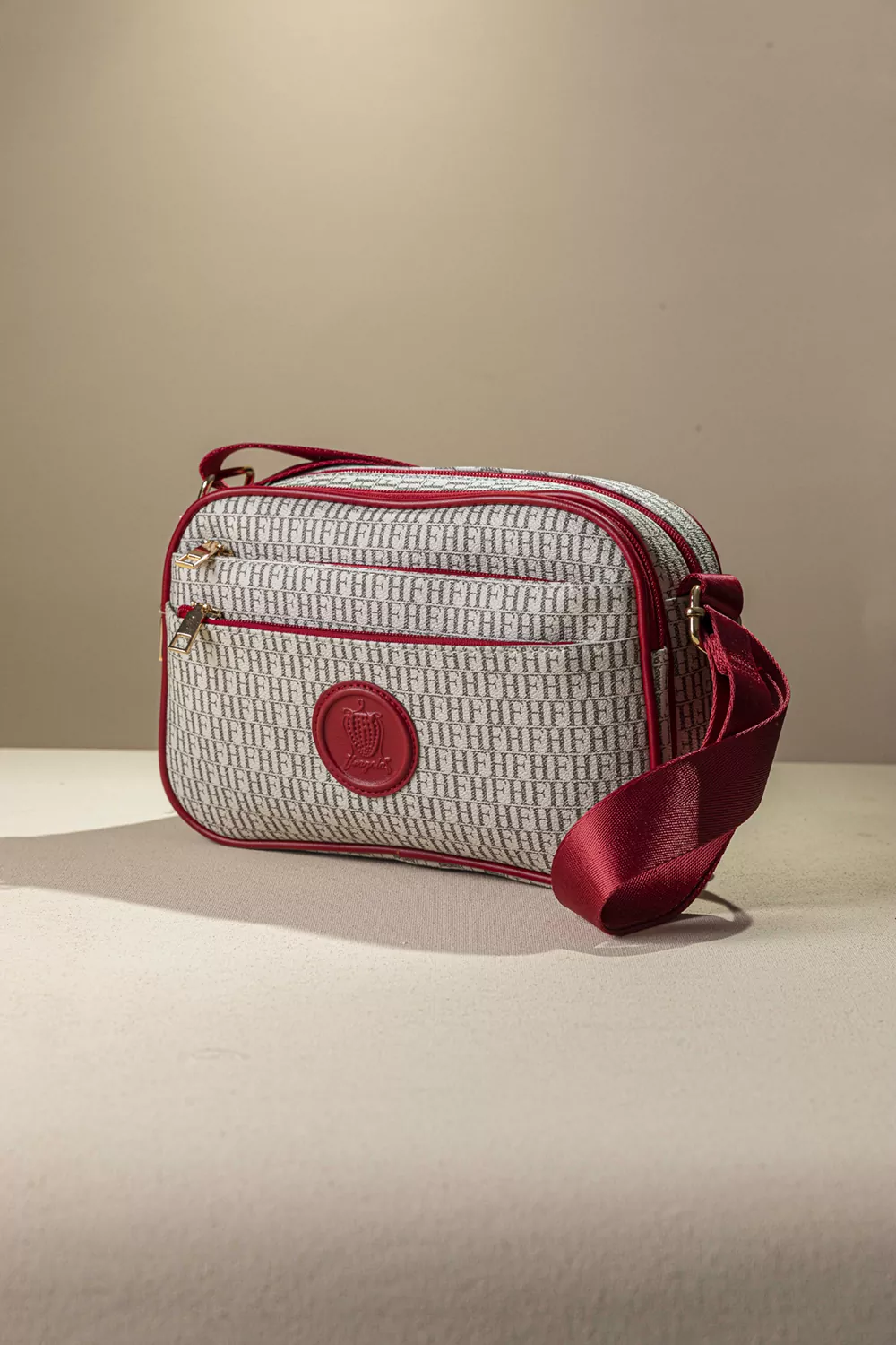 Λειτουργική χιαστί τσάντα με ιμάντα