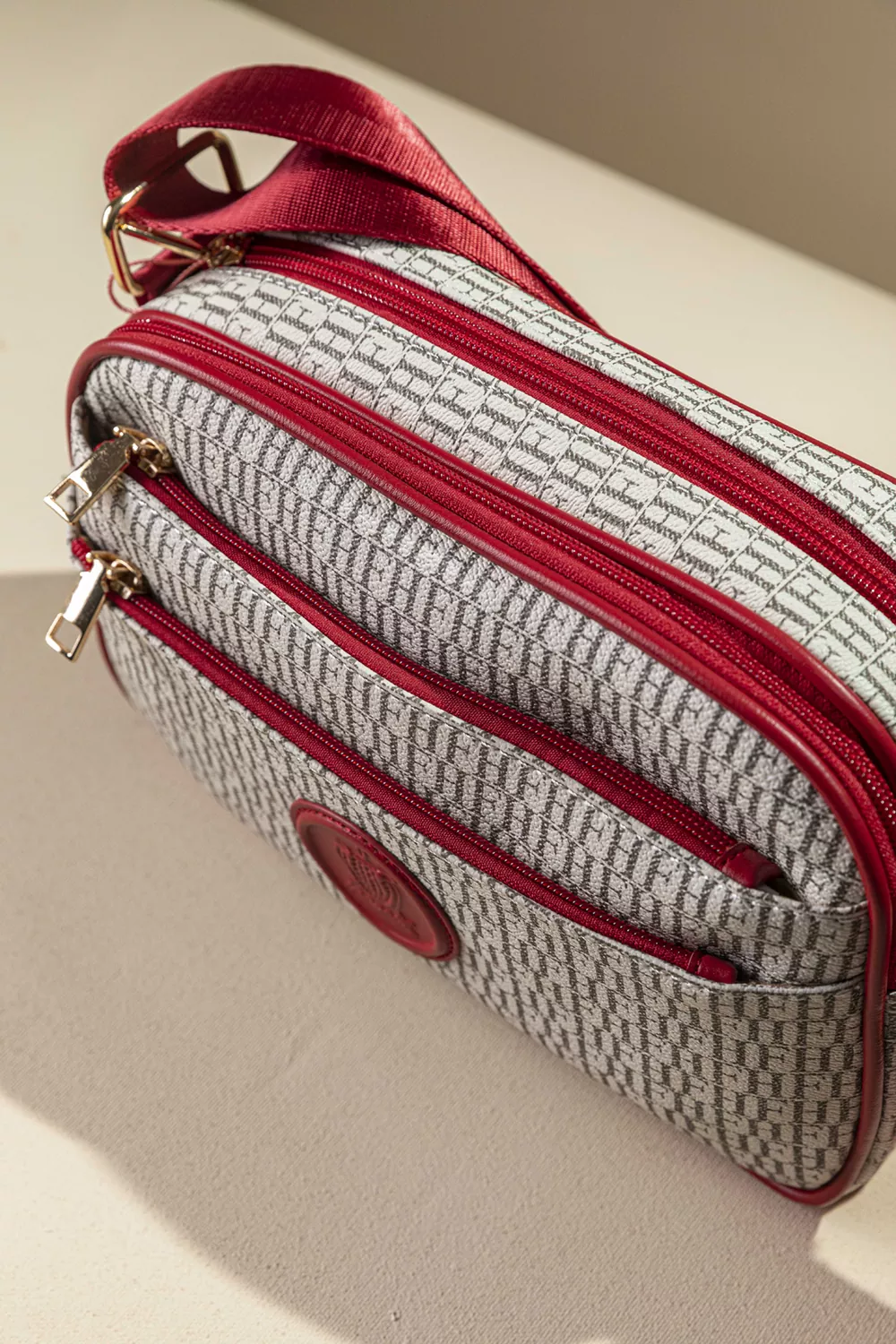 Λειτουργική χιαστί τσάντα με ιμάντα