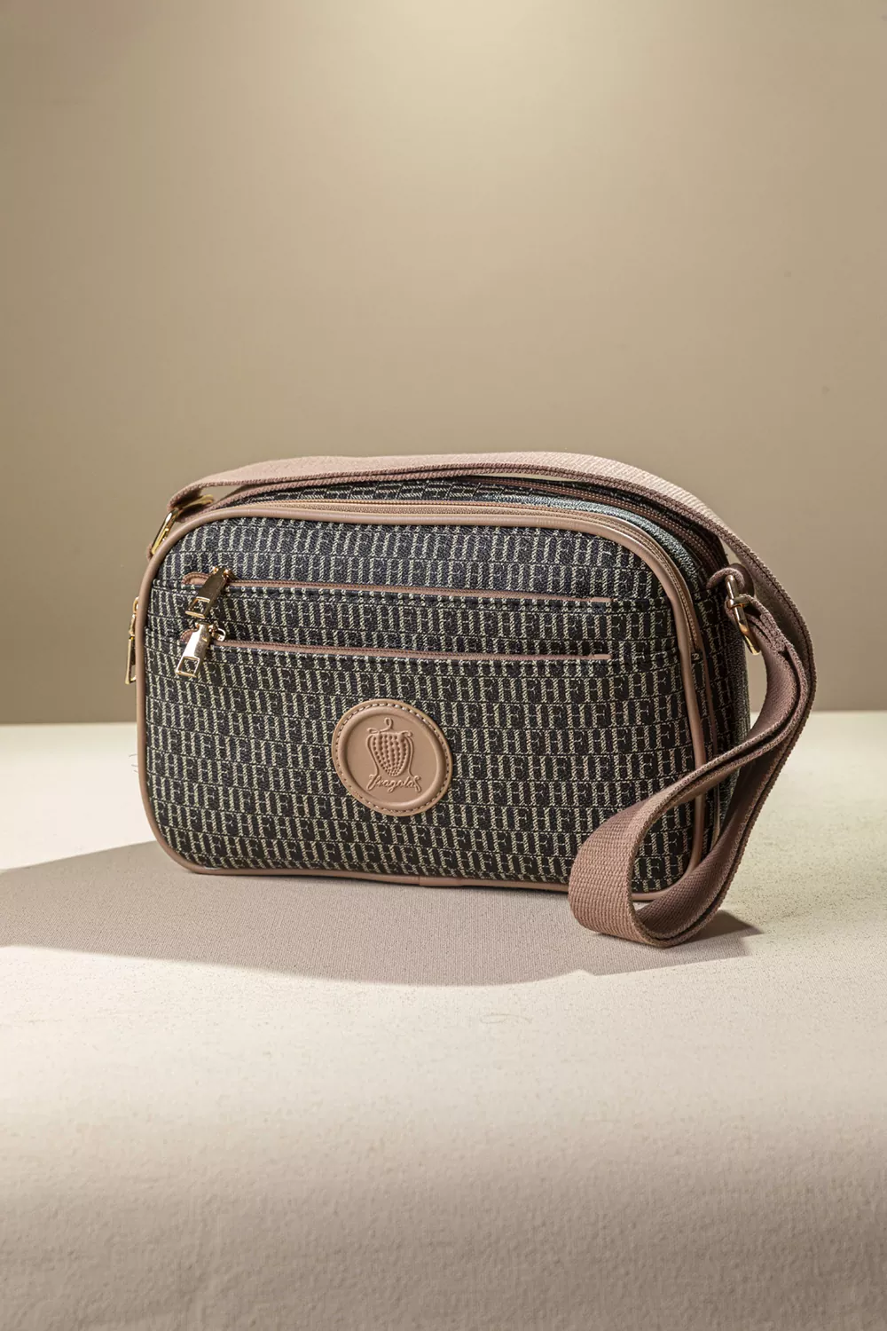 Λειτουργική χιαστί τσάντα με ιμάντα