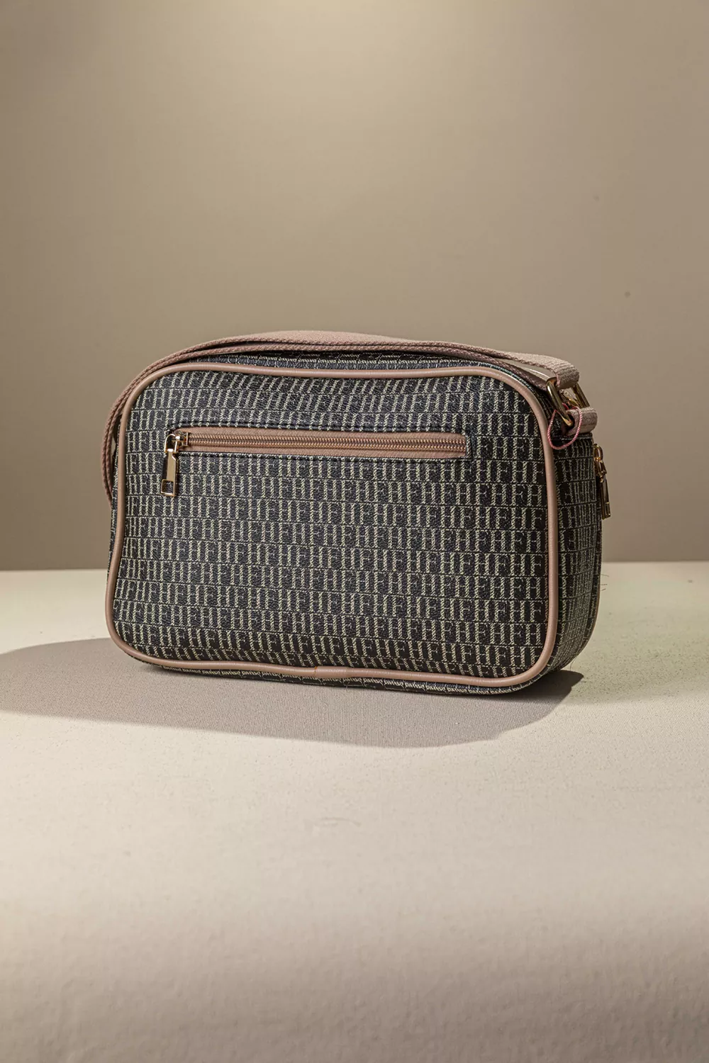 Λειτουργική χιαστί τσάντα με ιμάντα