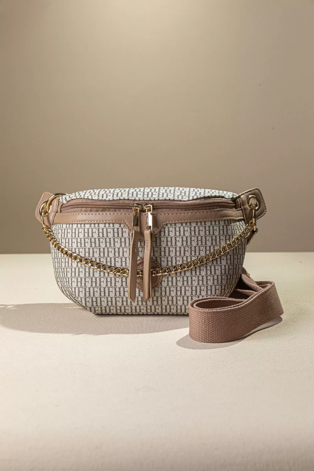 Τσάντα μέσης με χρυσή διακοσμητική αλυσίδα Τσάντα μέσης με χρυσή διακοσμητική αλυσίδα