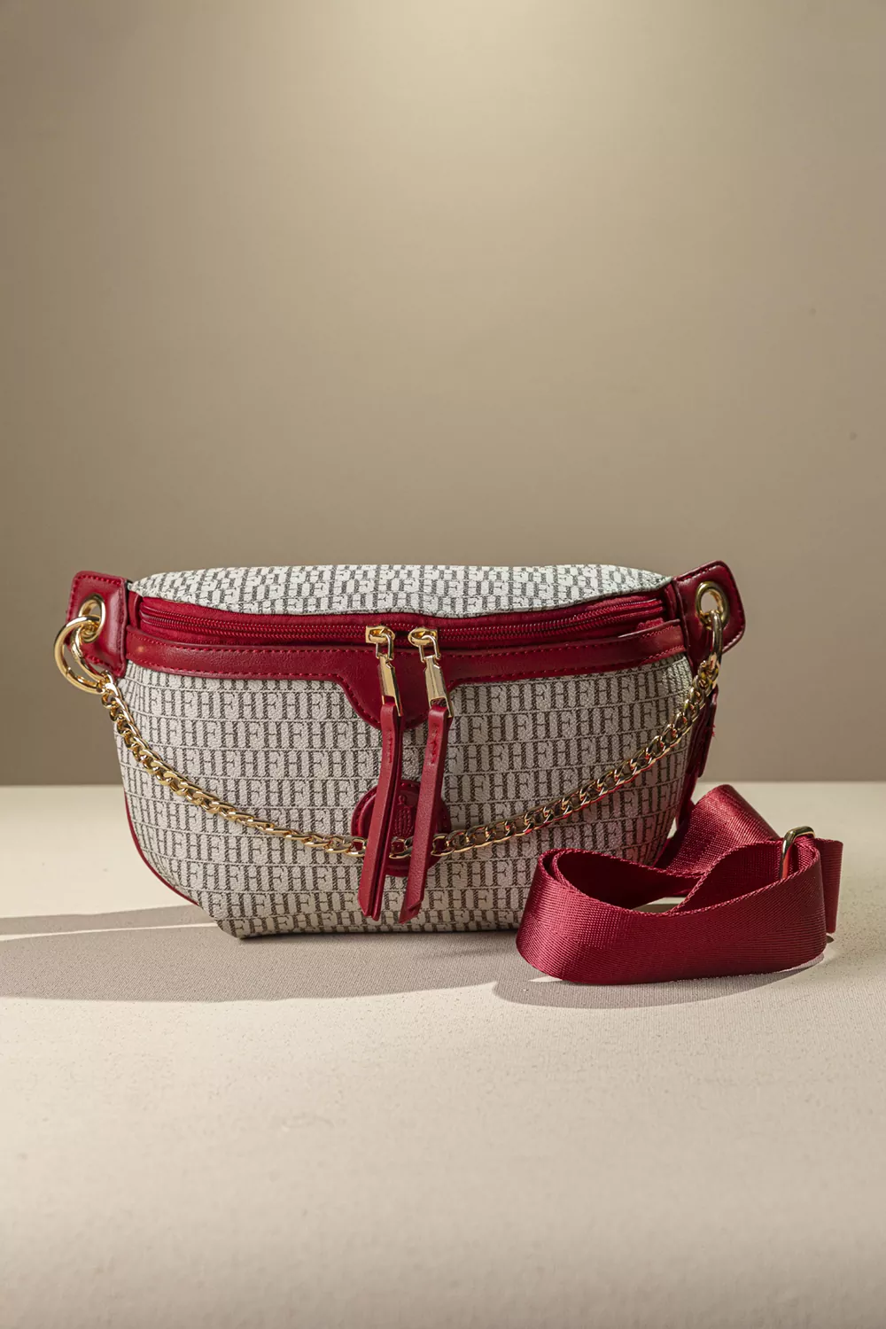 Τσάντα μέσης με χρυσή διακοσμητική αλυσίδα Τσάντα μέσης με χρυσή διακοσμητική αλυσίδα