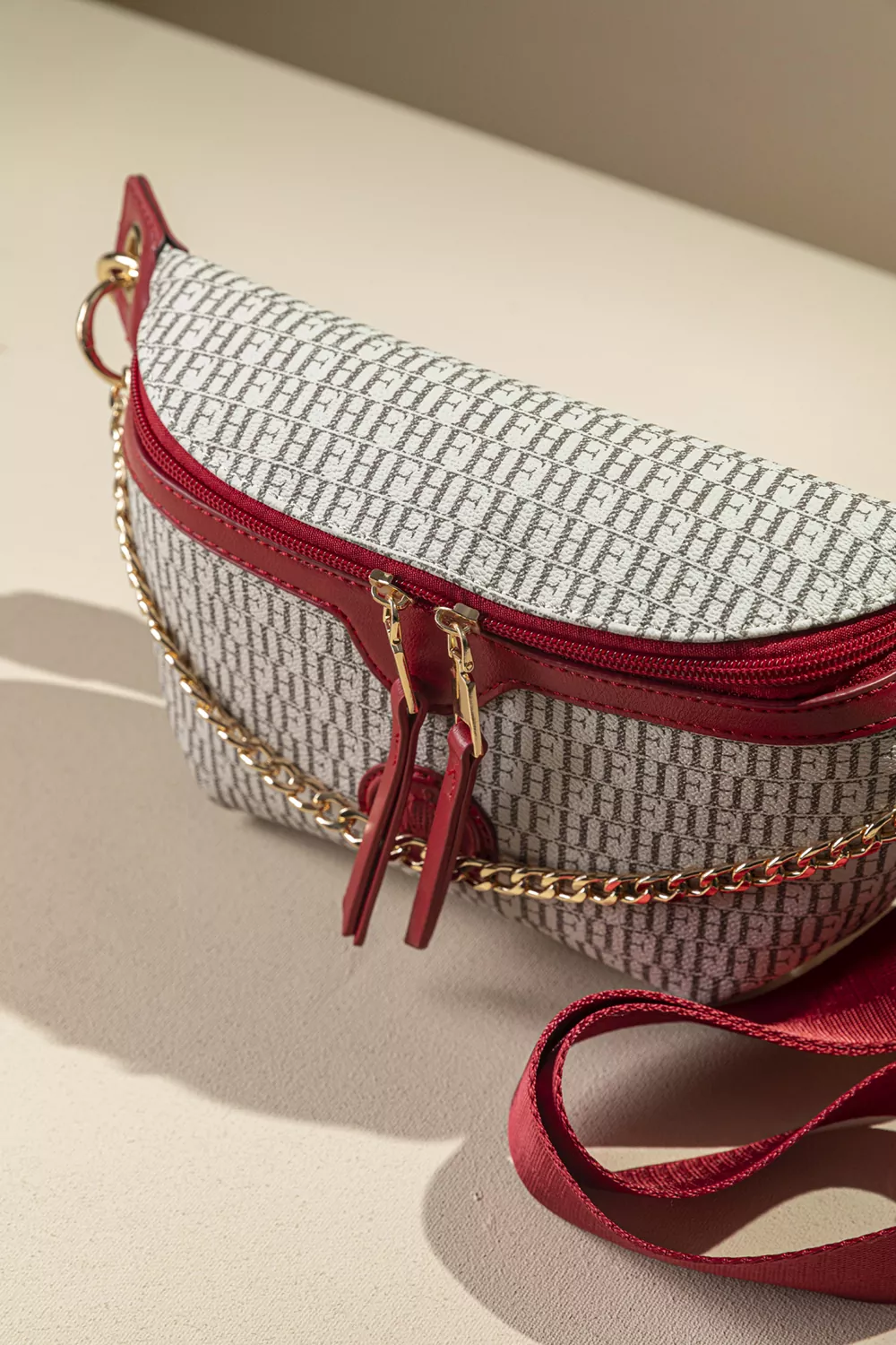 Τσάντα μέσης με χρυσή διακοσμητική αλυσίδα Τσάντα μέσης με χρυσή διακοσμητική αλυσίδα