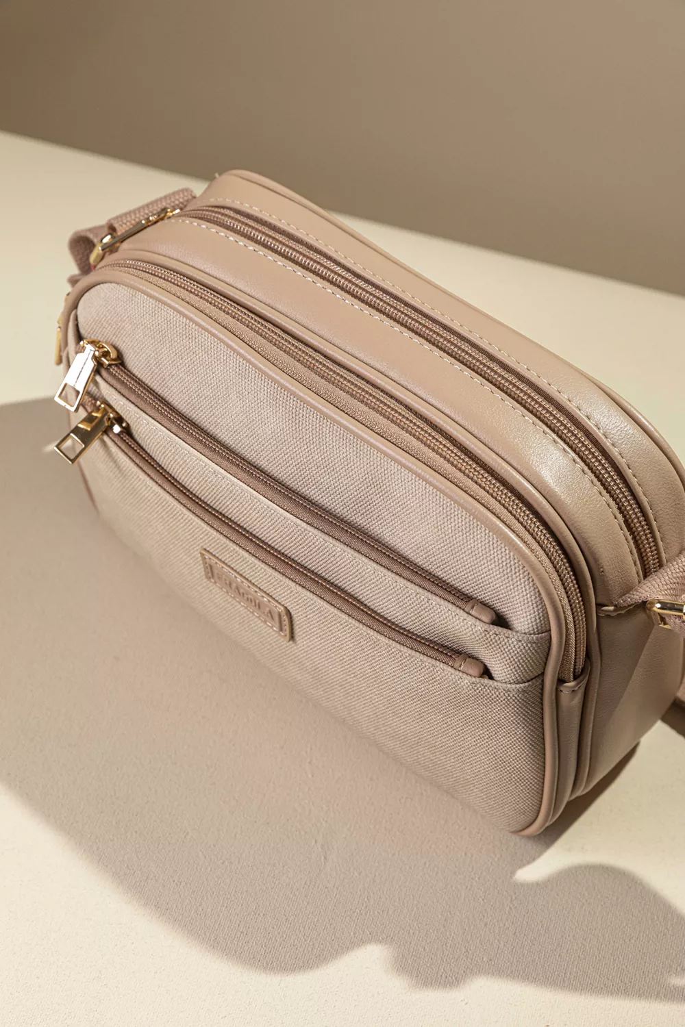 Λειτουργική χιαστί τσάντα με ιμάντα