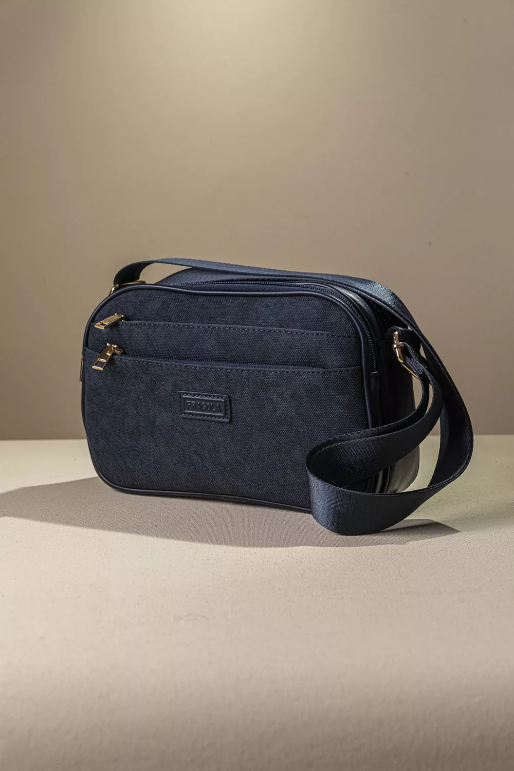 Λειτουργική χιαστί τσάντα με ιμάντα