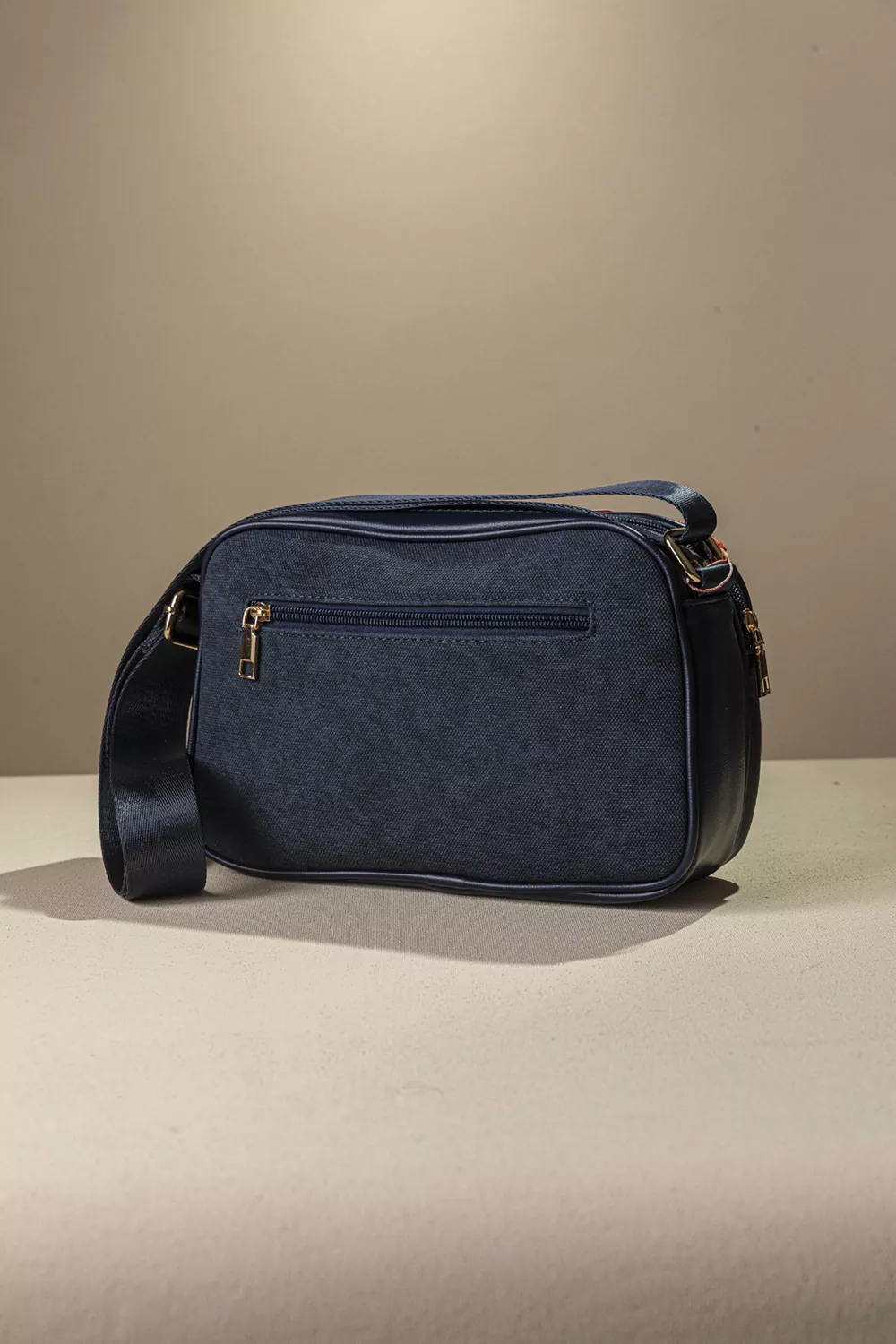 Λειτουργική χιαστί τσάντα με ιμάντα