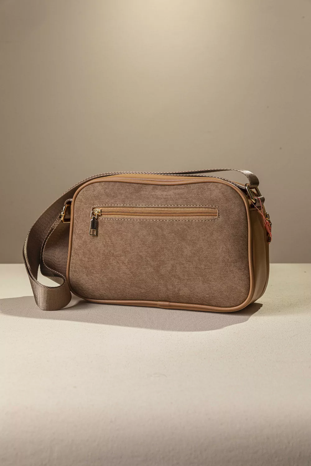 Λειτουργική χιαστί τσάντα με ιμάντα