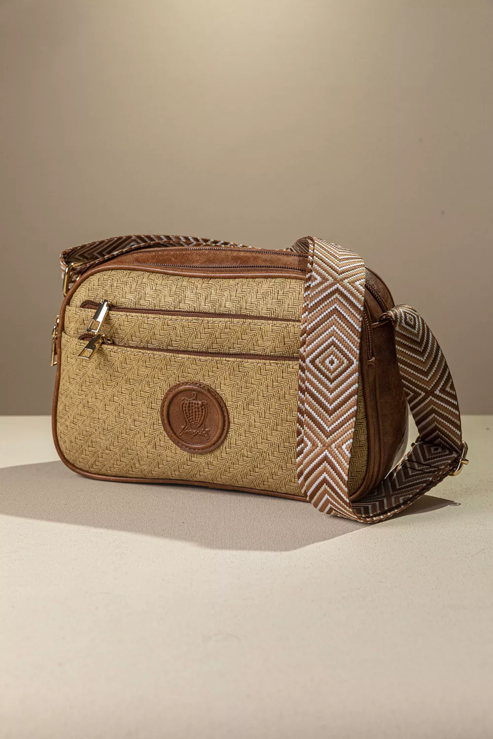 Λειτουργική χιαστί τσάντα με ιμάντα