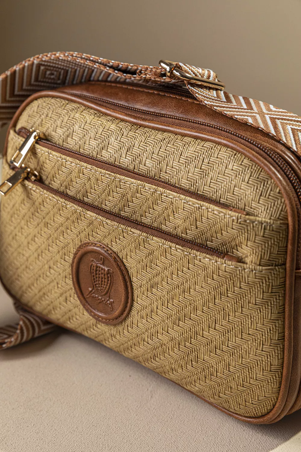 Λειτουργική χιαστί τσάντα με ιμάντα