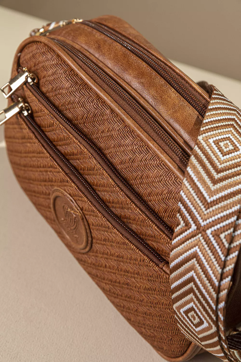 Λειτουργική χιαστί τσάντα με ιμάντα