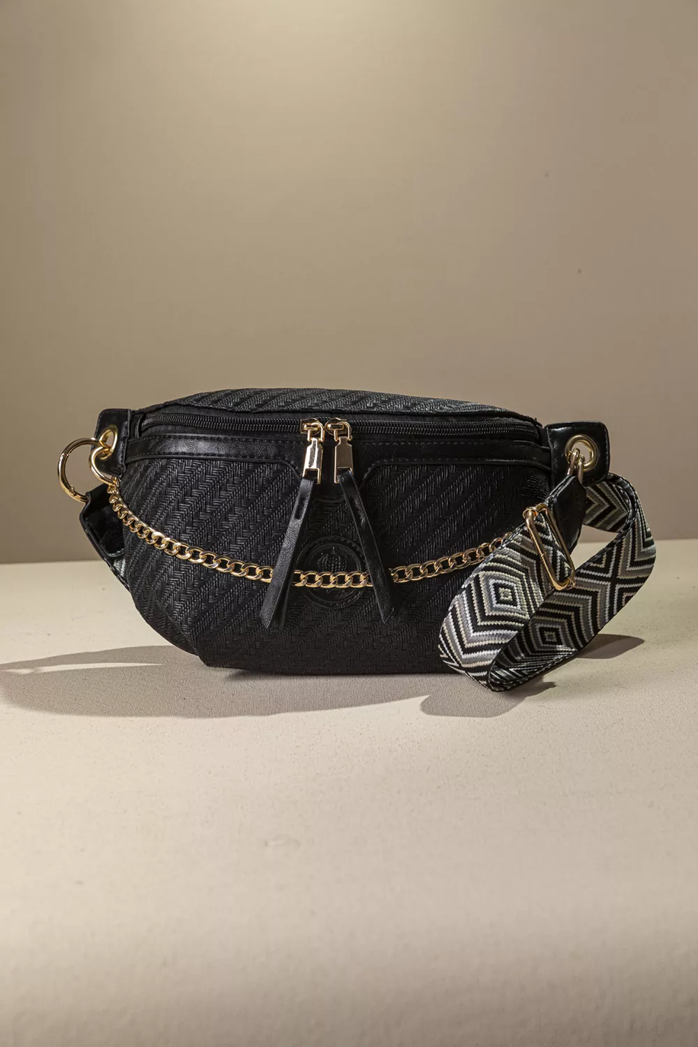 Τσάντα μέσης με χρυσή διακοσμητική αλυσίδα Τσάντα μέσης με χρυσή διακοσμητική αλυσίδα