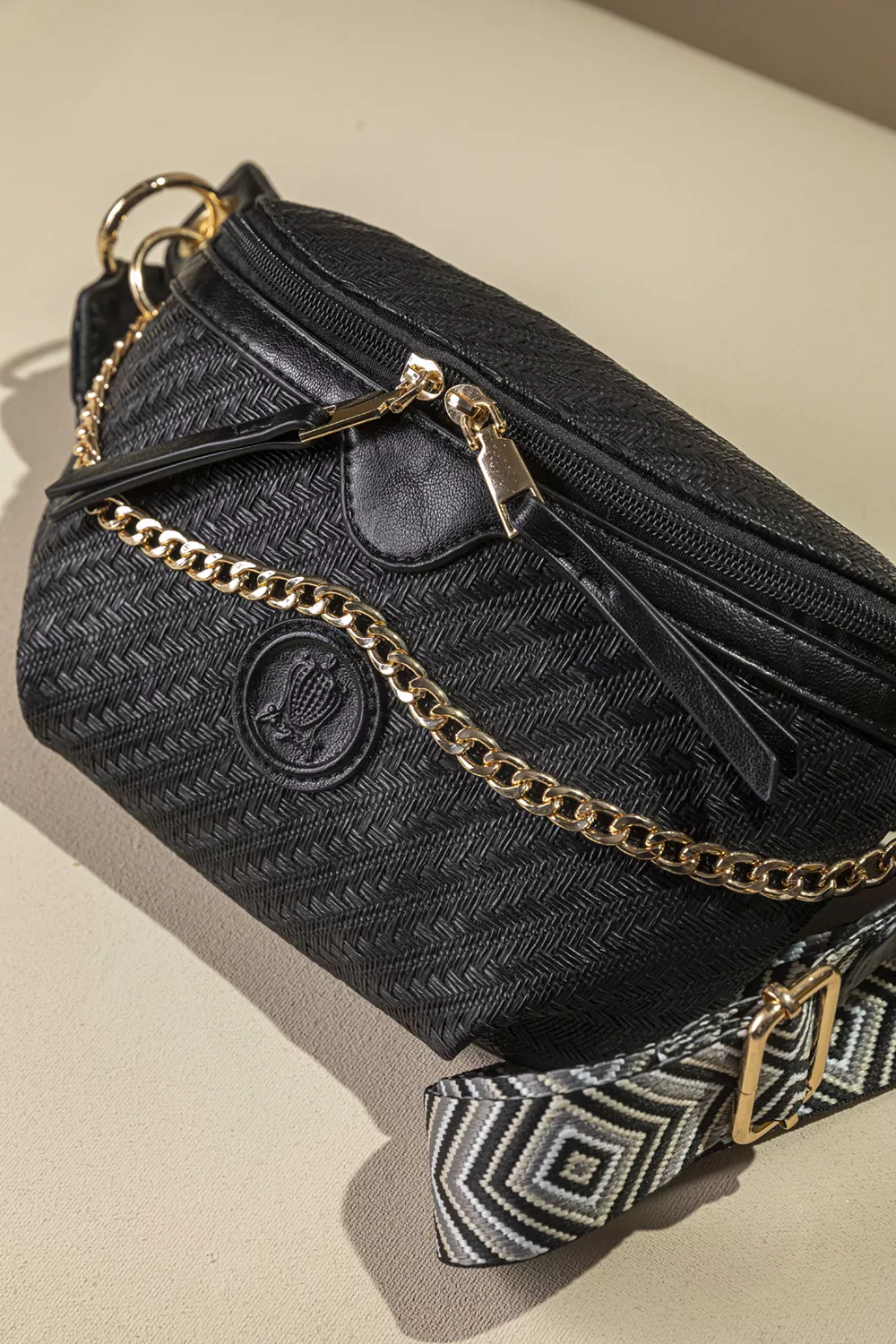 Τσάντα μέσης με χρυσή διακοσμητική αλυσίδα Τσάντα μέσης με χρυσή διακοσμητική αλυσίδα