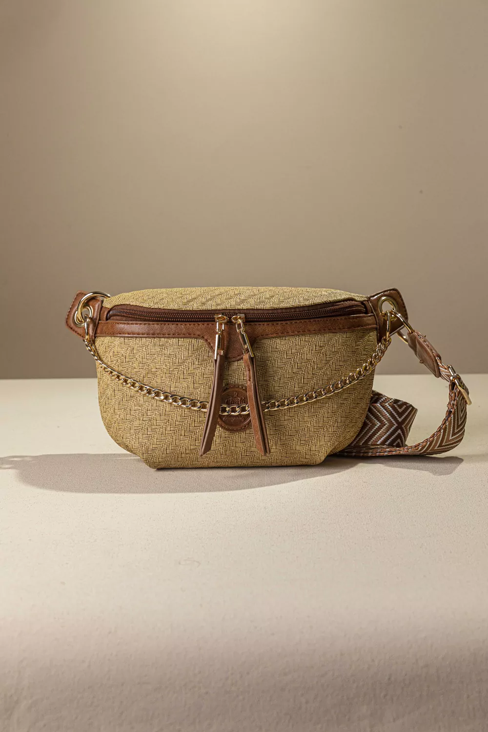 Τσάντα μέσης με χρυσή διακοσμητική αλυσίδα Τσάντα μέσης με χρυσή διακοσμητική αλυσίδα