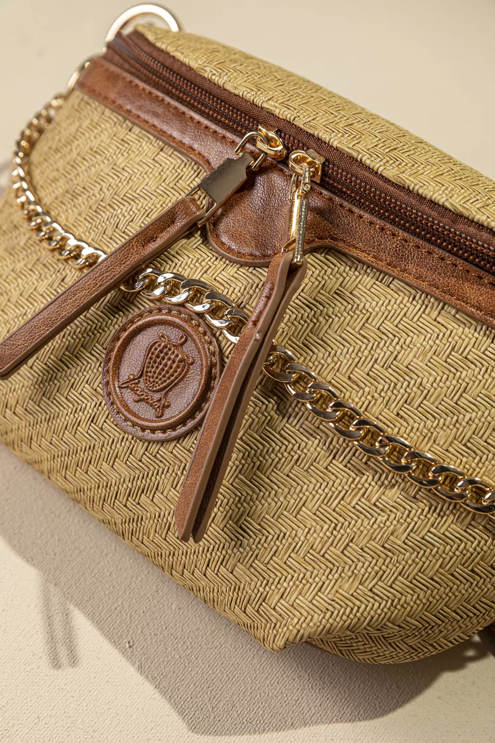 Τσάντα μέσης με χρυσή διακοσμητική αλυσίδα Τσάντα μέσης με χρυσή διακοσμητική αλυσίδα