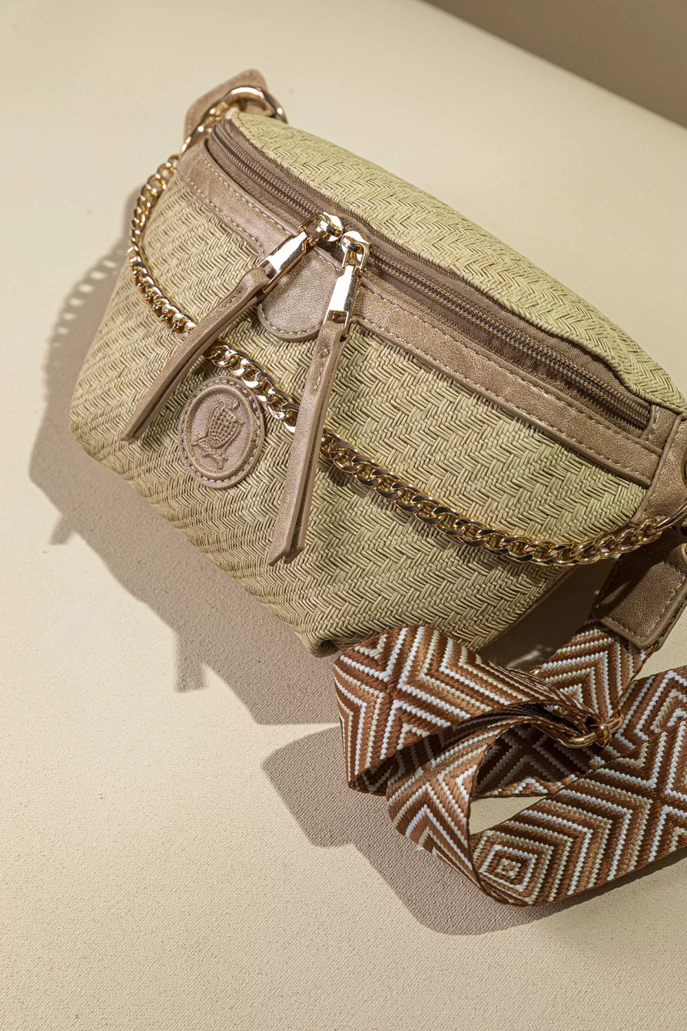 Τσάντα μέσης με χρυσή διακοσμητική αλυσίδα Τσάντα μέσης με χρυσή διακοσμητική αλυσίδα